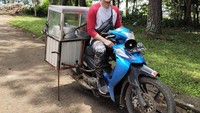Bakso mang oedin 😁, tulis Sirajuddin di keterangan foto. Wah, kira-kira ia beneran jualan bakso keliling nggak ya? Foto: Instagram sirajuddinmahmudsabang