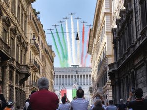 Indahnya Warna-warni di Langit Italia