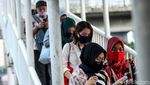 Penampakan Antrean Penumpang di Halte Bus TransJ