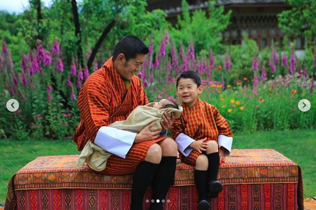 Sampai saat ini istana memang belum mengumumkan nama anak kedua Ratu dan Raja Bhutan tersebut. Menurut pihak Istana Bhutan, nama anak kedua sang raja akan diumumkan dalam beberapa hari ke depan. Foto: Instagram @queenjetsunpema