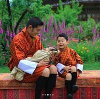 Sampai saat ini istana memang belum mengumumkan nama anak kedua Ratu dan Raja Bhutan tersebut. Menurut pihak Istana Bhutan, nama anak kedua sang raja akan diumumkan dalam beberapa hari ke depan. Foto: Instagram @queenjetsunpema