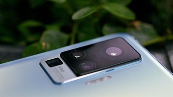 Vivo memadukannya dengan kamera periskop telephoto 8 MP, portrait 13 MP dan ultrawide 8 MP. Foto: Sina Mobile