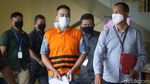 Penampakan Nurhadi Berompi Oranye dan Diborgol
