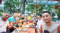 Banyak foto di Instagram Sirajuddin berupa momen kulinerannya bersama teman. Mereka asyik nongkrong sambil makan enak. Foto: Instagram sirajuddinmahmudsabang