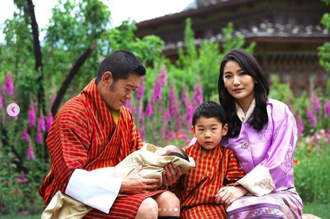 These Kupars were taken at the Lingkana Palace grounds on the 29th of May. His Royal Highness’ name will be announced in the coming days, demikian akun Instagram resmi Ratu Jetsun Pema menulis di keterangan foto. Dari tulisan itu diketahui, pemotretan Raja Bhutan Jigme Khesar Namgyel Wangchuck dan Ratu Jetsun Pema beserta kedua anak mereka ini dilakukan di Istana Palace pada 29 Mei 2020. Foto: Instagram @queenjetsunpema