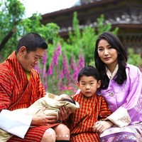 These Kupars were taken at the Lingkana Palace grounds on the 29th of May. His Royal Highness’ name will be announced in the coming days, demikian akun Instagram resmi Ratu Jetsun Pema menulis di keterangan foto. Dari tulisan itu diketahui, pemotretan Raja Bhutan Jigme Khesar Namgyel Wangchuck dan Ratu Jetsun Pema beserta kedua anak mereka ini dilakukan di Istana Palace pada 29 Mei 2020. Foto: Instagram @queenjetsunpema