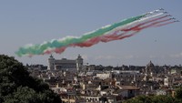 Warna-warni tersebut berasal dari asap pesawat tempur angkatan udara Italia yang terbang mengelilingi kawasan Codogno dan Milan.