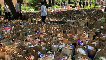 Di Minneapolis, aksi demonstrasi juga menggerakkan orang-orang untuk berdonasi menyediakan makanan bagi demonstran dan polisi yang turun ke jalan. Foto: via Bored Panda