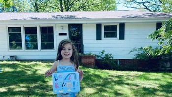 Anak ini bertanya mengapa banyak orang protes membela George Floyd. Orangtuanya menjelaskan dengan bahasa yang mudah dimengerti anak seusianya, dan dia membuat poster protes damai sebagai bentuk dukungan. Foto: via Bored Panda