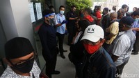 Mereka tampak meminta penjelasan kepada petugas.