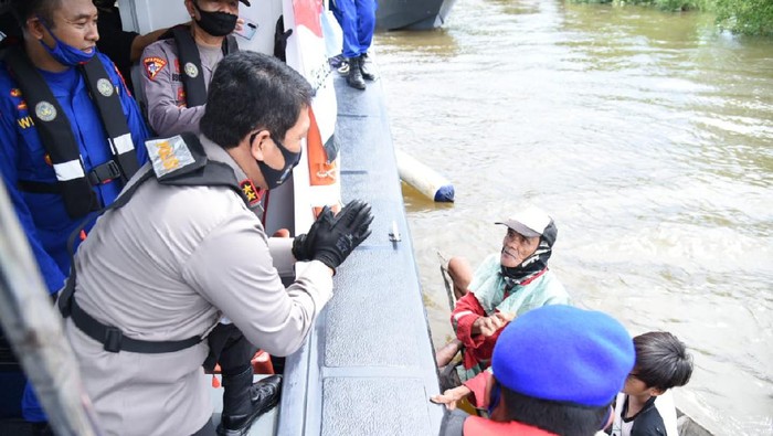 Kapolda Kalsel Irjen Nico Afinta menyapa warga