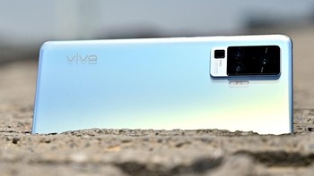 Kamera utamanya menggunakan sensor Sony IMX598 dengan ukuran 48 MP dan aperture f/1.6. Foto: Sina Mobile