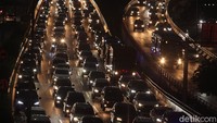 Kemacetan itu terjadi hingga malam hari.