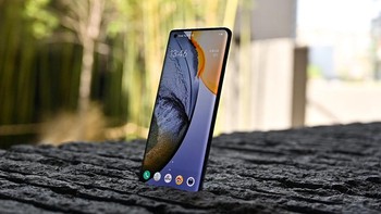 Vivo X50 Pro mengusung layar dengan tepian melengkung. Memakai panel AMOLED berukuran 6,56 inch Full HD+. Layarnya mendukung HDR10+ dan punya refresh rate 90Hz. Foto: Sina Mobile