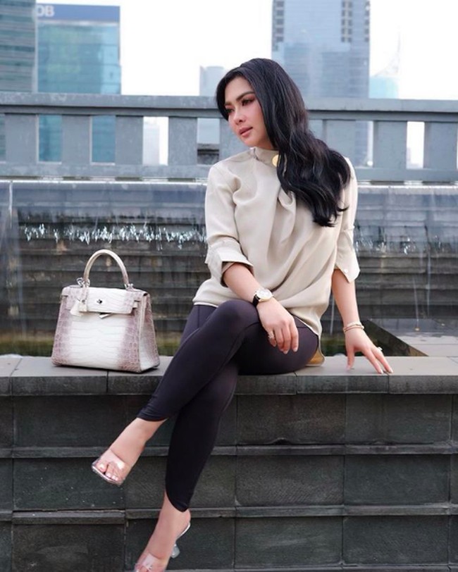 Syahrini berpose di ketinggian ditemani tas Hermes Kelly Himalayan yang harganya sungguh fantastis. Foto: Instagram @ princessyahrini