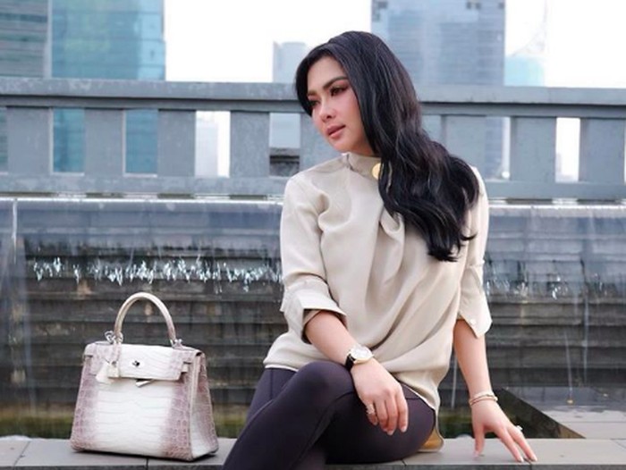 Syahrini Bawa Tas Rp 2 miliar Syahrini Bawa Tas Rp 2 miliar