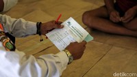 Petugas juga memeriksa surat sehat rumah sakit dari calon penumpang.