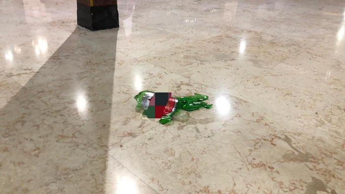 Seorang anggota DPRD Tulungagung mengamuk di pendapa kabupaten. Ia membanting botol bir dan wadah jajanan hingga pecah.