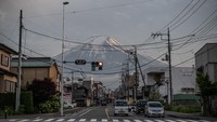 Gunung Fuji atau Fuji-san menjadi salah satu situs warisan dunia UNESCO. Gunung tertinggi Jepang dengan selimut salju di puncaknya ini tak pernah sepi pengunjung.
