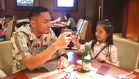 Bukti lain kalau Sirajuddin selalu menantikan waktu untuk bersama anaknya. Kali ini mereka movie date dan menikmati minuman segar sebelumnya. Foto: Instagram sirajuddinmahmudsabang