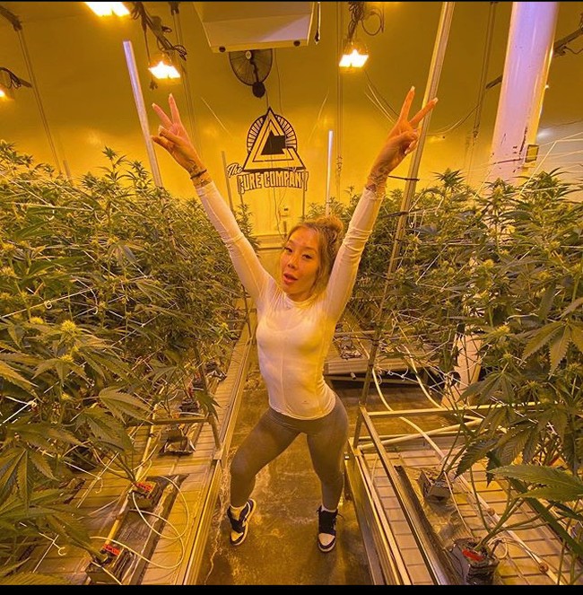 Sewkey, yang merokok sekitar 20 batang sehari, membuat kekayaannya dari pemotretan dan penawaran iklan. Dia adalah duta besar merek untuk Raw Rolling Papers dan bahkan menjadi model lingerie. Foto: Instagram