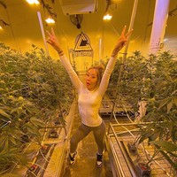 Sewkey, yang merokok sekitar 20 batang sehari, membuat kekayaannya dari pemotretan dan penawaran iklan. Dia adalah duta besar merek untuk Raw Rolling Papers dan bahkan menjadi model lingerie. Foto: Instagram