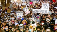 Gelombang protes atas tindakan sejumlah oknum polisi Amerika Serikat terhadap George Floyd hingga mengakibatkan kematian terjadi di sejumlah daerah di AS, salah satunya di kawasan Oakland, California, pada Senin (1/6/2020) waktu setempat. AP Photo/Noah Berger.