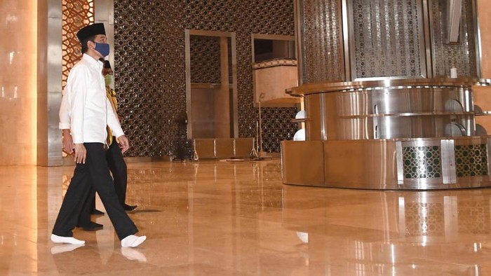 Presiden Jokowi meninjau kesiapan prosedur new normal sekaligus progres renovasi Masjid Istiqlal, Jakarta.