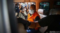 Nurhadi dan Rezky ditetapkan sebagai tersangka penerima suap dan gratifikasi senilai Rp 46 miliar terkait pengurusan sejumlah perkara di MA, sedangkan Hiendra ditetapkan sebagai tersangka pemberi suap.