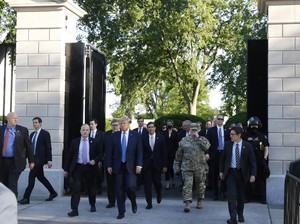 Marah Diberitakan Sembunyi di Bunker, Trump Jalan Kaki Keluar Gedung Putih