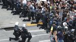 Momen Polisi AS Berlutut Dukung Demo Kematian Floyd