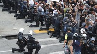 Aksi berlutut juga dilakukan sejumlah polisi di Atlanta. Mereka berlutut bersama saat demonstran sedang menggelar aksi secara damai. Curtis ComptonAtlanta Journal-Constitution via AP.