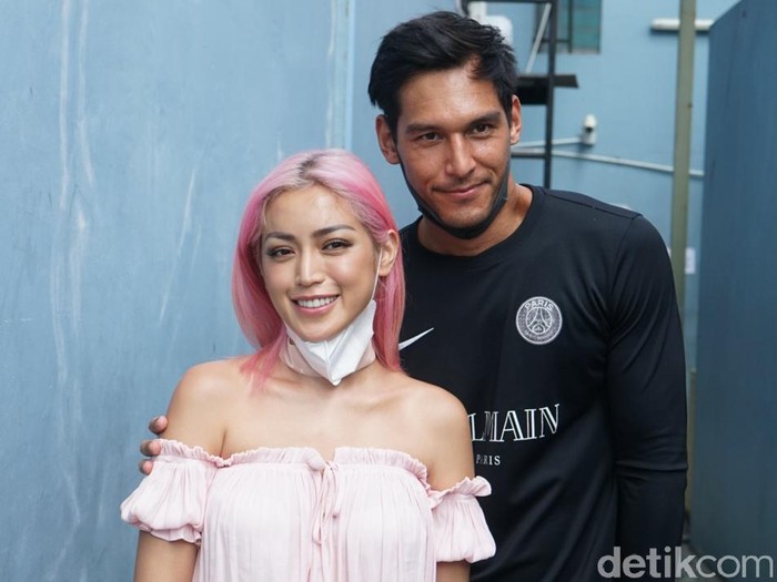 Jessica Iskandar dan Richard Kyle saat ditemui di studio Trans TV.