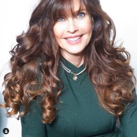 Kini dirinya masih aktif sebagai model dan juga mengembangkan karier sebagai aktris, bintang reality TV dan praktisi gaya hidup sehat. Foto: Instagram/@modelcarolalt