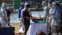 Jika ada yang ketahuan membawa botol miras, maka akan dihancurkan oleh petugas.