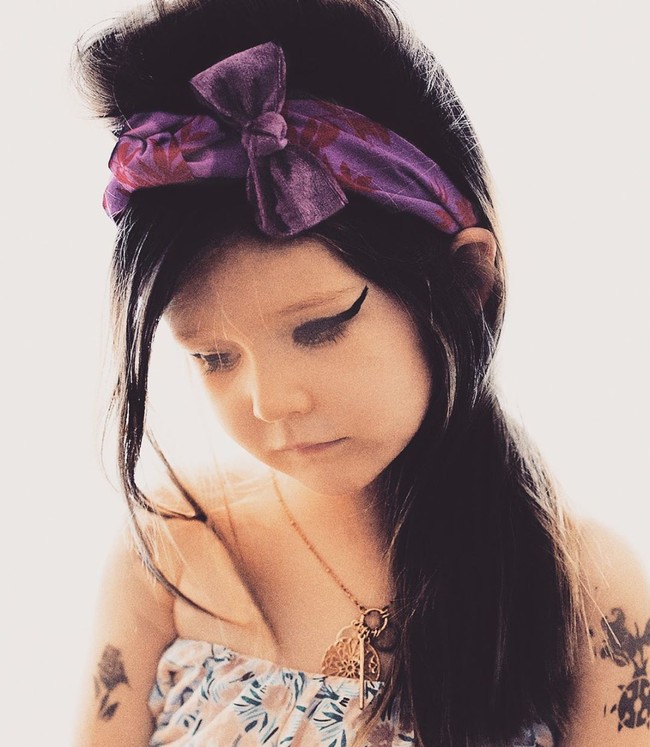 Stephanie mengatakan bahwa meskipun tidak memiliki properti yang serupa, ia menerima tantangan itu. Dia pun melihat putrinya sedang dalam tahapan senang berpose ke kamera. Makanya mereka kemudian bukan hanya meniru gaya Lady Gaga di sampul album, tapi musisi dunia lainnya. Foto: Instagram