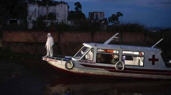 Sebuah perahu difungsikan jadi ambulans guna angkut pasien COVID-19 yang berada di kawasan Amazon. Hal itu dilakukan untuk tekan angka kasus COVID-19 di Brasil.