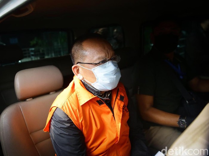 KPK mengumumkan penangkapan tersangka kasus suap-gratifikasi Rp 46 miliar, eks Sekretaris Mahkamah Agung (MA) Nurhadi dan menantunya, Rezky Herbiyono.