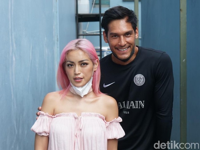 Jessica Iskandar dan Richard Kyle saat ditemui di studio Trans TV.