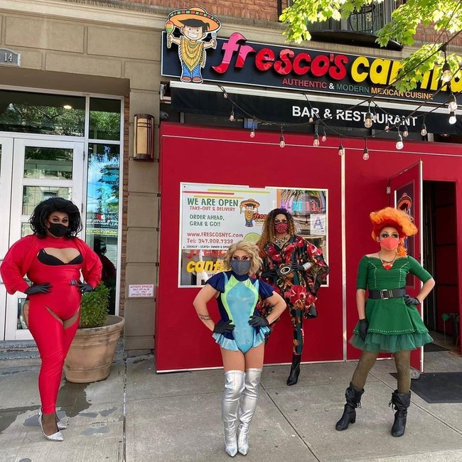 Masker penutup wajah yang dikenakan biasanya hanya akan dilepas ketika model drag queen tersebut melakukan lip-sync. Banyak restoran-restoran serupa di kota-kota lain juga mengikuti ide kreatif dari restoran ini. Foto: Instagram Frescos Cantina