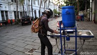 Di lokasi pun terlihat wastafel untuk para warga mencuci tangan.