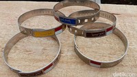Saat ini masih ada ratusan pekerja sedang sibuk membuat gelang haji. Tercatat ada 120 pekerja. Mereka terdiri dari pekerja harian sebanyak 30 orang, pekerja borongan 30 orang dan pekerja finishing ada sebanyak 60 orang. Setiap harinya bisa membuat 5.000 hingga 7.000 gelang haji. Gelang haji ini nantinya berfungsi sebagai identitas jamaah haji, bisa untuk mengenal diri berasal dari Indonesia, di gelang haji tertera nomor kloter hingga nama jemaah. Sampai saat ini, pihaknya masih menunggu instruksi dari Kementrian Agama Indonesia terkait pengiriman gelang haji. Apakah akan dikirim ke Kemenag RI apa disimpan di Jepara.
