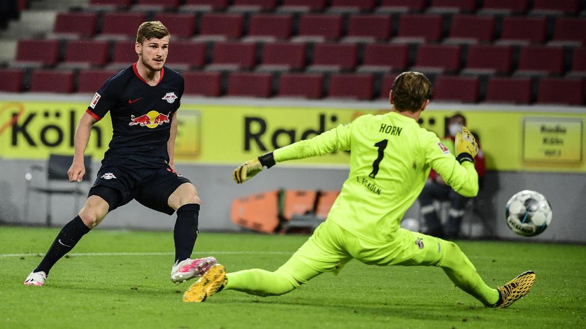 Striker RB Leipzig, Timo Werner (kiri) menjebol gawang FC Cologne di pekan ke-29 Liga Jerman. (Foto: AP/Ina Fassbender)