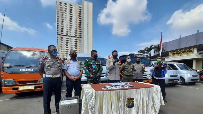 Polisi amankan travel gelap yang hendak masuk Depok