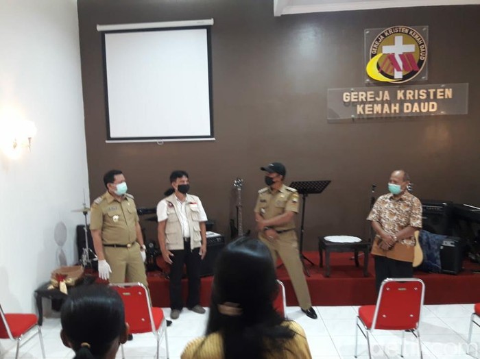 Bupati Sumedang Dony Ahmad Munir tinjau kesiapan rumah ibadah terapkan protokol kesehatan. s