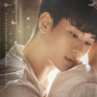 Kim Soo Hyun sudah 13 tahun berkarier sebagai aktor. Tak hanya kepiawaian aktingnya, visual pemain Its Okay To Not Be Okay tersebut juga jadi perhatian penggemar KDrama. Dulu terlihat imut, kini Soo Hyun makin ganteng. Foto: dok. tvN