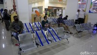 Kursi tunggu diatur dengan menjaga jarak.