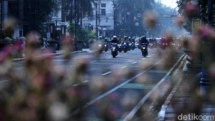Akses jalan yang sebelumnya ditutup saat penerapan PSBB di Kota Bandung, Jawa Barat, dibuka kembali. Jalan Asia Afrika hingga Braga kini kembali ramai dengan pengendara.