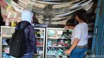 Kini Warung dan Toko di Bogor Diberi Pembatas Plastik