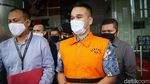 Penampakan Nurhadi Berompi Oranye dan Diborgol